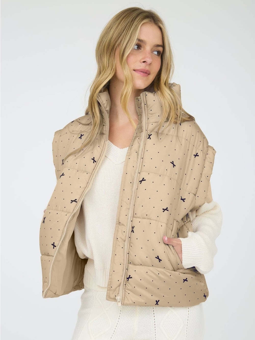 NWT Women’s Cream Quilted Puffer Vest with Black Bows Size Large 🖤